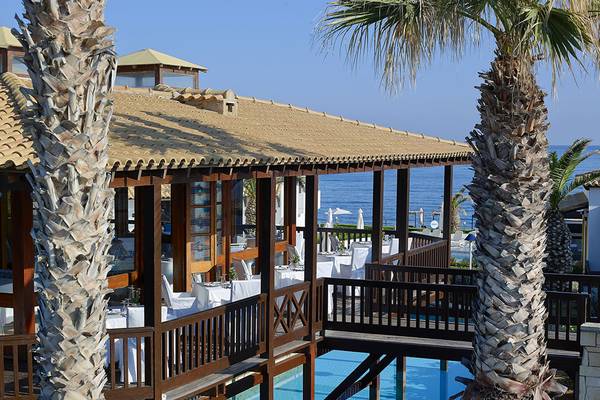 Terrasse des Aldemar Knossos Royal Resort Hotels mit Pool und Meerblick