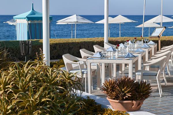 Außenrestaurant-Tisch am Strand des Aldemar Knossos Royal Resort mit Blick auf das Meer