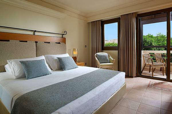 Luxuriöses Hotelzimmer im Aldemar Knossos Royal Resort mit Blick auf die Terrasse.