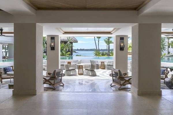 Loungebereich des Shangri-La Le Touessrok Hotels mit Blick auf das Meer und tropische Gärten