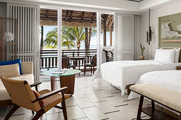 Hotelzimmer mit zwei Betten, Terrasse und Meerblick im Shangri-La Le Touessrok.