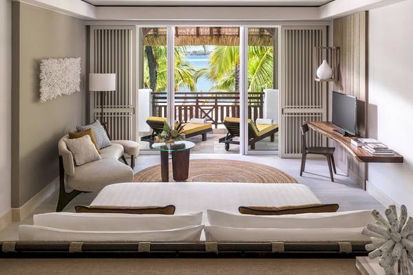 Hotelzimmer mit Meerblick und Balkon im Shangri-La Le Touessrok