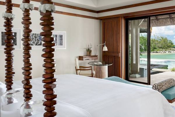 Bettzimmer mit Aussicht auf den Ozean im Hotel Shangri-La Le Touessrok.