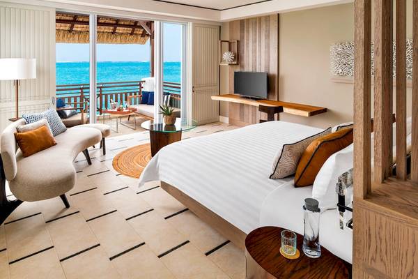 Hotelzimmer mit Meerblick und Balkon im Shangri-La Le Touessrok