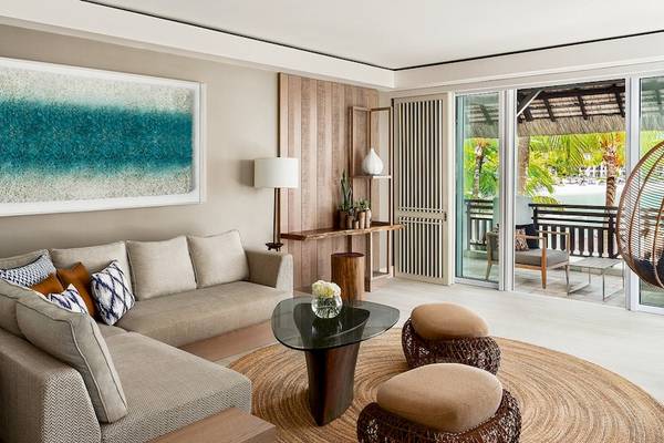 Hotel-Lounge-Bereich mit Sofa, Tisch, Balkon und Hängesessel im Shangri-La Le Touessrok.
