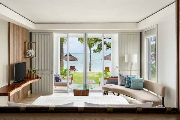 Innenansicht eines Zimmers im Hotel Shangri-La Le Touessrok mit Blick auf das Meer.