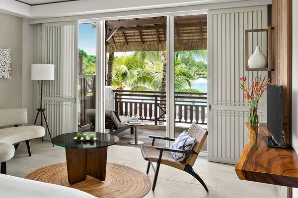 Luxuriöses Hotelzimmer mit Terrasse und Meerblick im Shangri-La Le Touessrok