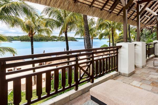 Terrasse des Shangri-La Le Touessrok Hotels mit Blick auf den Ozean