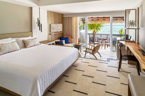 Hotelzimmer mit Meerblick und Balkon im Shangri-La Le Touessrok