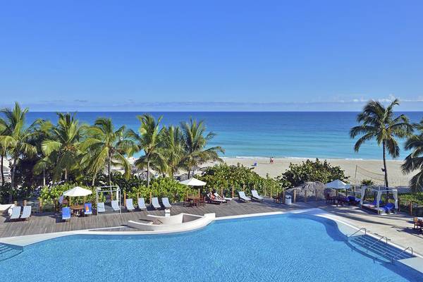 Luftaufnahme des Pools im Melia Las Americas Hotel mit Blick auf den Strand und das Meer