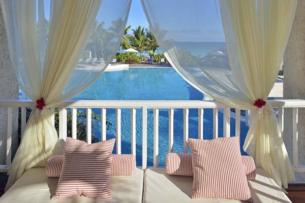 Blick vom Balkon auf den Pool im Melia Las Americas Hotel.