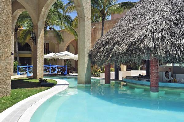 Poolbereich des Melia Las Americas Hotels mit einem Pavillon und Sonnenschirmen.
