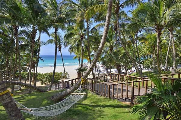 Außenbereich des Melia Las Americas Hotels mit Blick auf den Strand und eine Hängematte