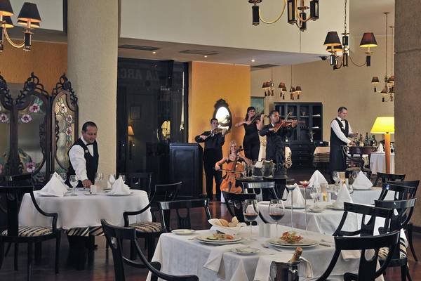 Musiker spielen im Restaurant des Melia Las Americas Hotels.