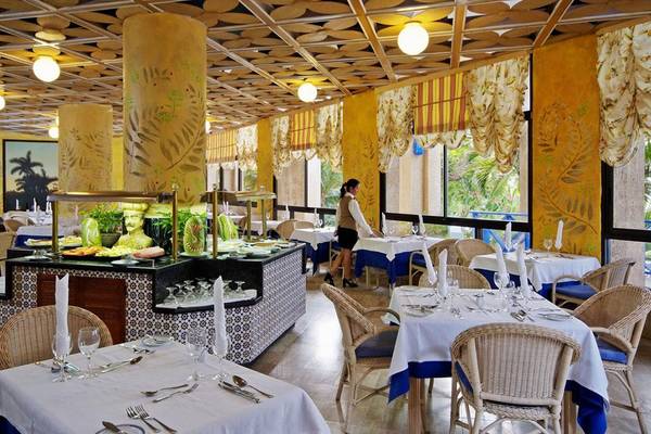 Innenansicht des Restaurants im Melia Las Americas Hotel mit Buffet, Tischen und Stühlen.