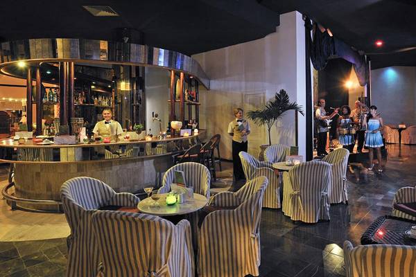 Lounge im Melia Las Americas Hotel mit Bar und Live-Musik.