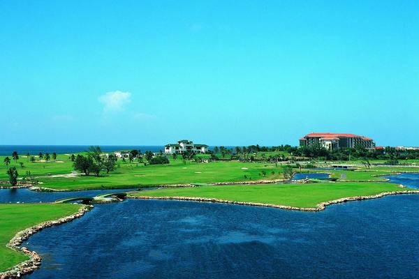 Panorama des Melia Las Americas Golfplatzes mit Gebäuden und Meer im Hintergrund