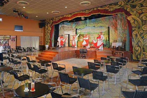 Theateraufführung im Melia Las Americas Hotel mit Darstellern auf der Bühne und Publikumsbereich