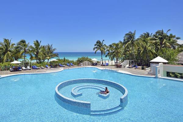 Außenpool des Melia Las Americas Hotels mit Meerblick und Sonnenliegen