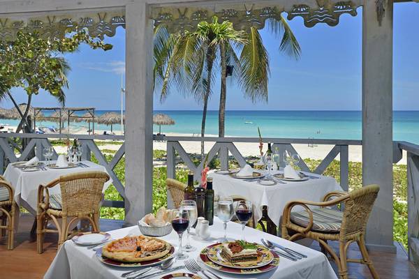 Außenrestaurant des Melia Las Americas mit Blick auf den Strand und das Meer.