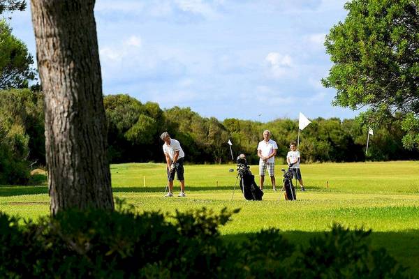 Gruppe von Golfern auf einem Golfplatz des VOI Alimini Resorts
