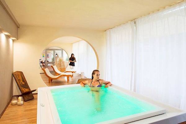 Frau im Schwimmbecken im VOI Alimini Resort