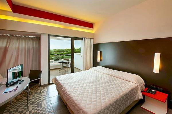 Hotelzimmer im VOI Alimini Resort mit Doppelbett, Schreibtisch, Fernseher und Balkon