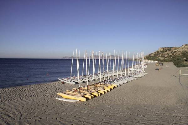 Katamarane am Strand des Atlantica Belvedere Resorts, ausgerichtet am Wasser
