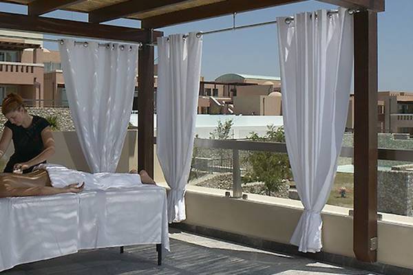 Eine Frau erhält eine Massage auf der Dachterrasse des Atlantica Belvedere Resorts.