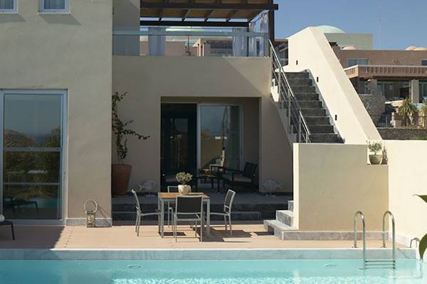 Villa des Atlantica Belvedere Resorts mit Swimmingpool, Außenbereich und Terrassenmöbeln.