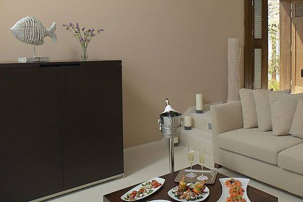 Wohnzimmer im Atlantica Belvedere Resort mit Sofa, Tisch und Essen