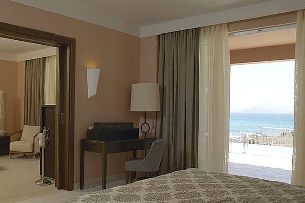 Innenansicht eines Hotelzimmers im Atlantica Belvedere Resort mit Blick auf das Meer.