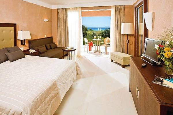 Hotelzimmer im Atlantica Belvedere Resort mit Blick auf den Ozean