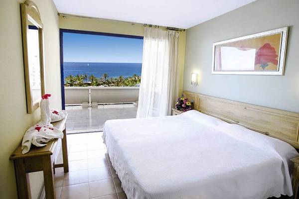 Hotelzimmer im LIVVO Lago Taurito mit Blick auf das Meer und eine Terrasse.