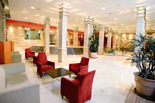 Innenbereich des LIVVO Lago Taurito Hotels mit Sitzbereich und Pflanzen.