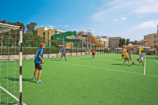 Fussballplatz des DAS Club Hotel Sunny Beach mit Wasserrutschen im Hintergrund.