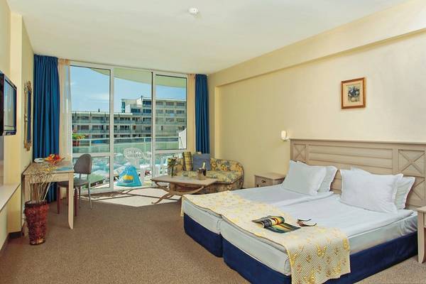 Doppelzimmer mit Meerblick im Das Club Hotel Sunny Beach, mit zwei Betten, Balkon und Poolsicht.
