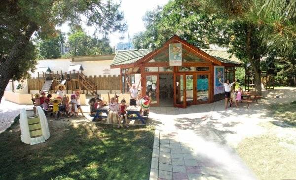Außenbereich des DAS Club Hotel Sunny Beach mit Kindern und Personal.