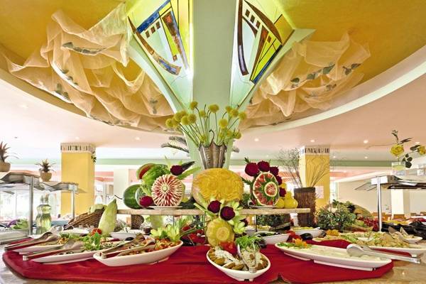 Buffettisch im Das Club Hotel Sunny Beach mit geschnittenen Früchten und Salaten.