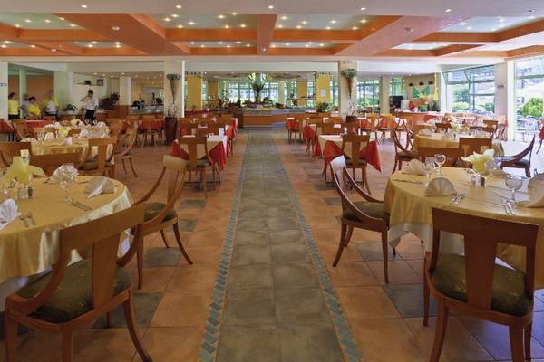 Innenansicht des Restaurants im DAS Club Hotel Sunny Beach mit gedeckten Tischen und Stühlen.