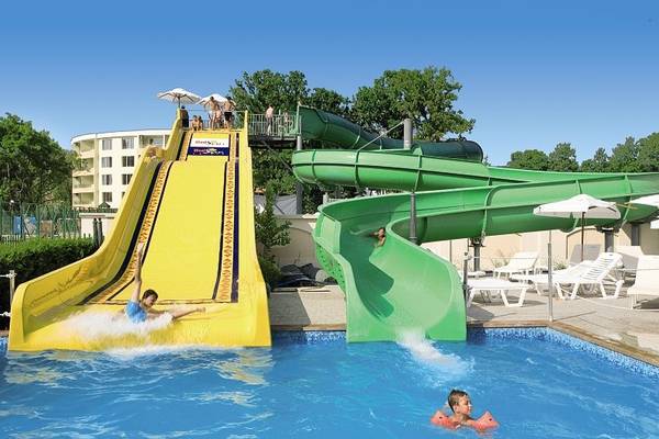 Wasserrutsche im DAS Club Hotel Sunny Beach mit Kindern, die Spaß haben.