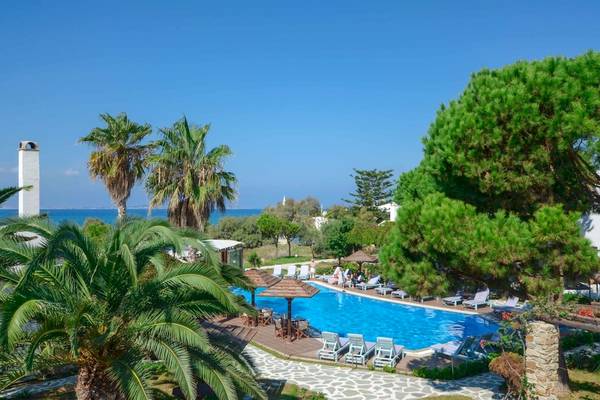 Luftaufnahme des Alkyoni Beach Hotels mit Swimmingpool, Liegestühlen und Palmen