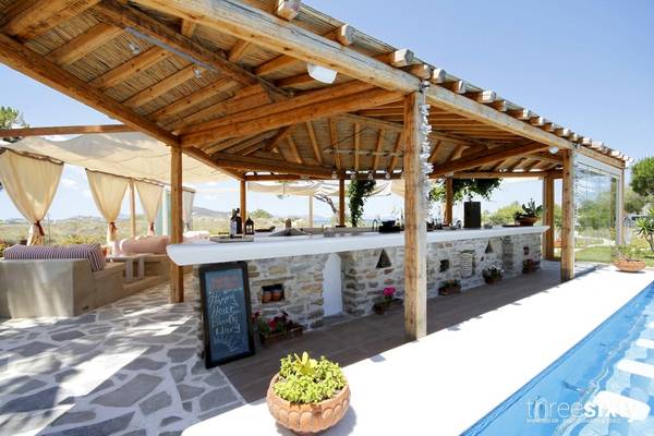 Außenbar des Alkyoni Beach Hotels mit Blick auf den Pool.