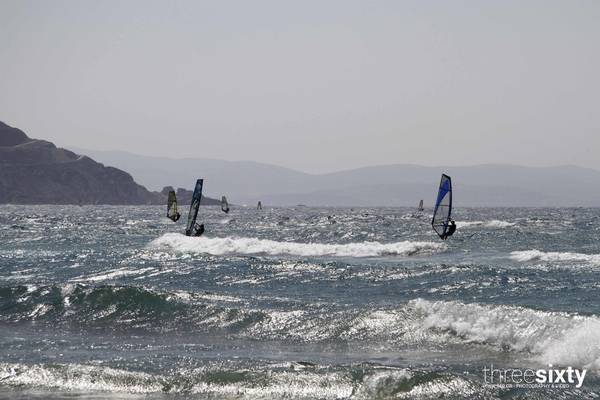 Mehrere Windsurfer auf dem Meer vor dem Alkyoni Beach Hotel