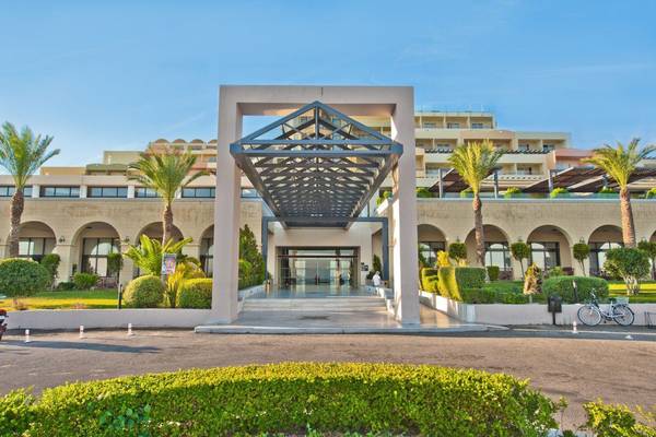 Eingang zum Kipriotis Panorama Suites Hotel mit Vordach und Palmen