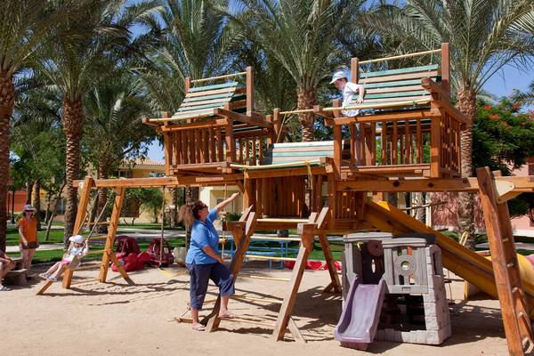 Kinderspielplatz im Siva Grand Beach Hotel mit Holzspielgeräten und Rutschen.