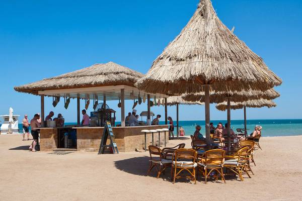 Siva Grand Beach Hotel Bar unter Palmen mit Gästen und Angestellten