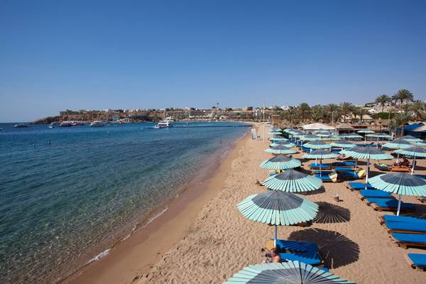 Strand mit Sonnenschirmen und Liegen am Siva Grand Beach Hotel