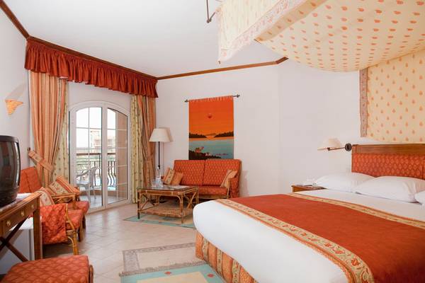 Zimmer im Siva Grand Beach Hotel mit einem großen Bett, Sofa und Aussicht.