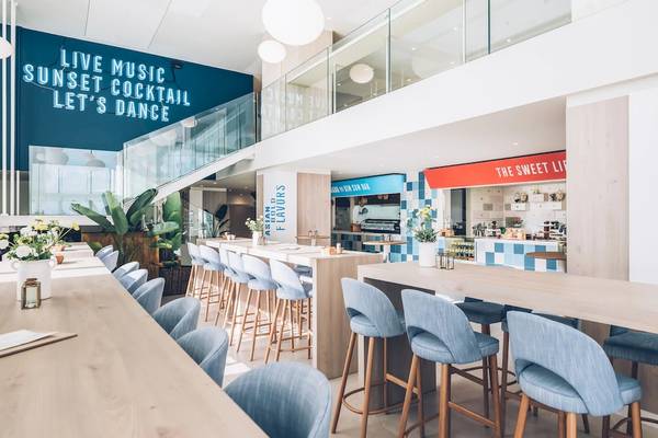 Innenansicht der Hotellobby des Iberostar Selection Sabila mit blauen Stühlen und Tischen.